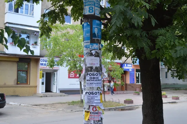 Франківськ заповнений незаконною рекламою. Штрафи в 340-1700 грн. нікого не лякають — фото 5