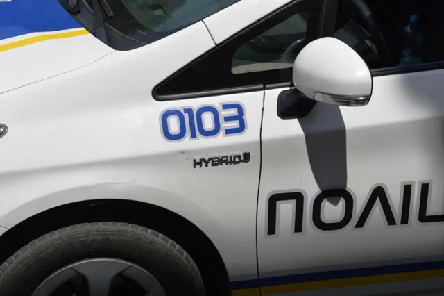 У Франківську велосипедист проігнорував червоне світло і наїхав на чоловіка, після чого впав на автівку патрульних — фото 1