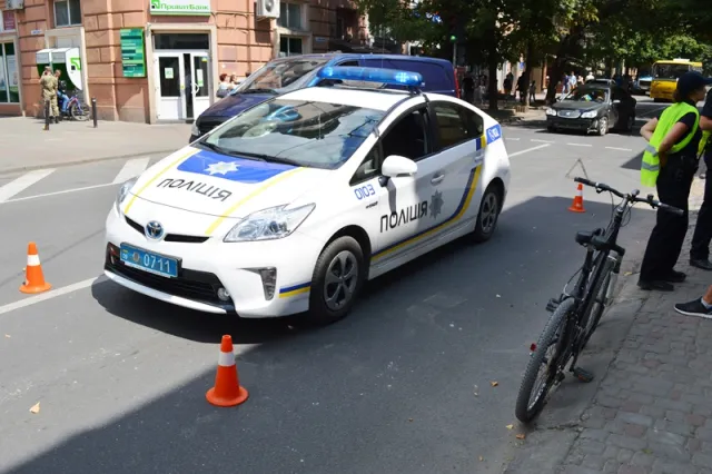 У Франківську велосипедист проігнорував червоне світло і наїхав на чоловіка, після чого впав на автівку патрульних — фото 2