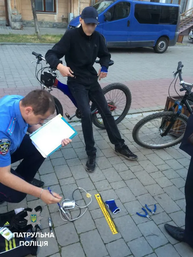 У Франківську затримали двох чоловіків, котрі намагалися вкрасти камери спостереження біля церкви — фото 1