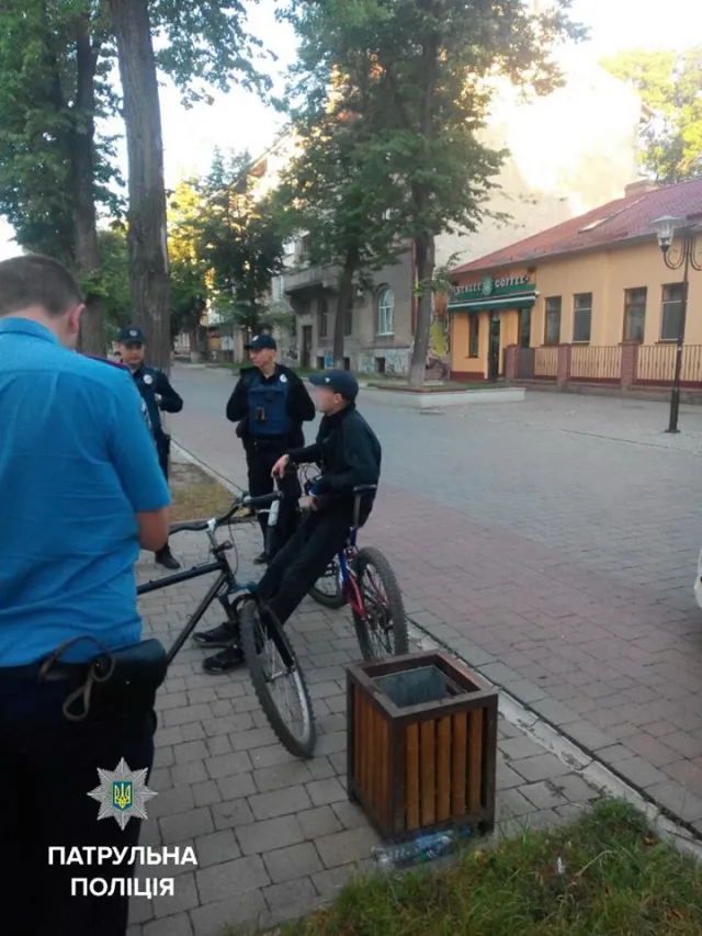 У Франківську затримали двох чоловіків, котрі намагалися вкрасти камери спостереження біля церкви — фото 2