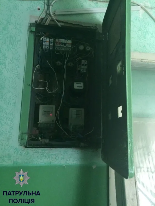 В під'їзді на Коновальця мешканці спіймали "на гарячому" чоловіка, який крав лічильники — фото 1
