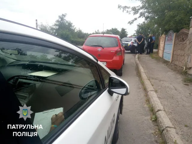 Жінка-водій, яка під час керування автівкою розмовляла по телефону, намагалась дати копам хабара. Гроші вона висунувши у вікно автомобіля — фото 1