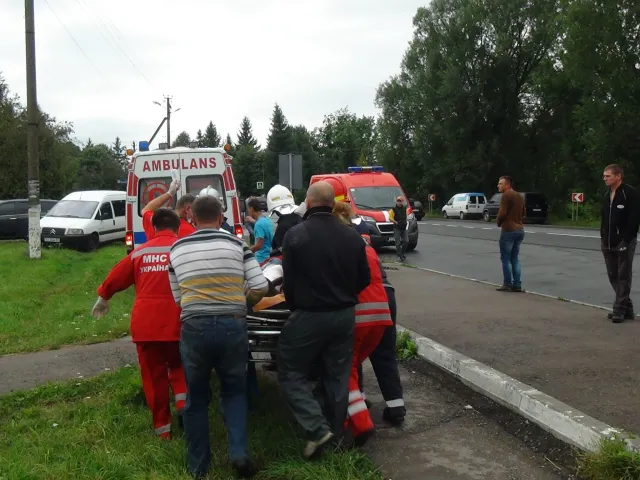 Біля Івано-Франківська «Ауді» злетіла в кювет: водій у лікарні — фото 2
