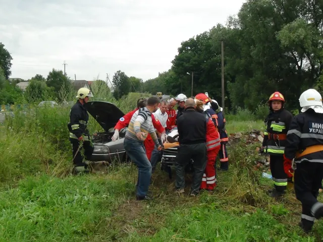 Біля Івано-Франківська «Ауді» злетіла в кювет: водій у лікарні — фото 3