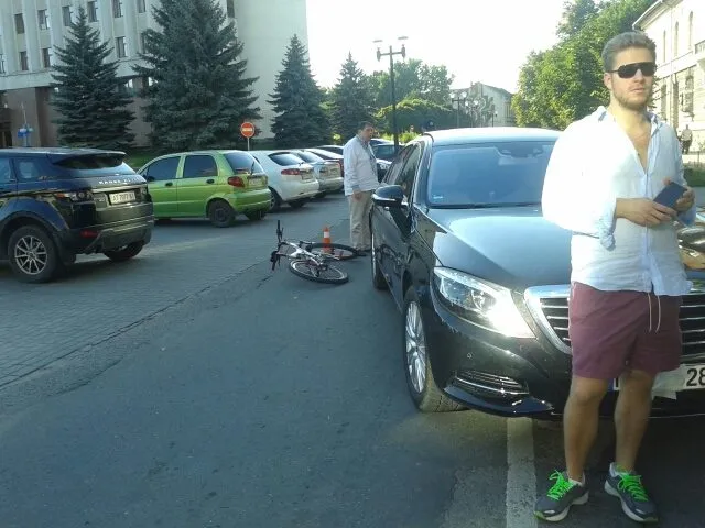 В центрі Івано-Франківська велосипедист зіткнувся з іномаркою — фото 1