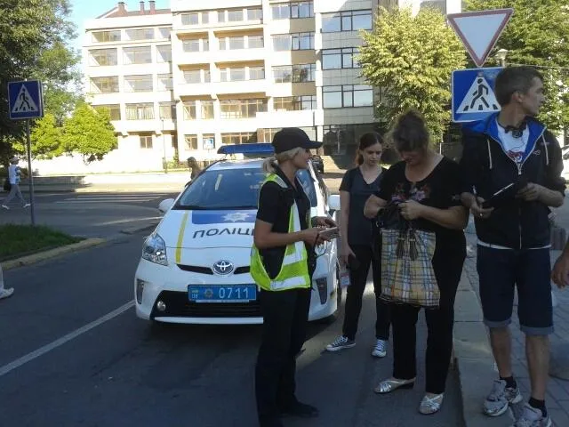 В центрі Івано-Франківська велосипедист зіткнувся з іномаркою — фото 3