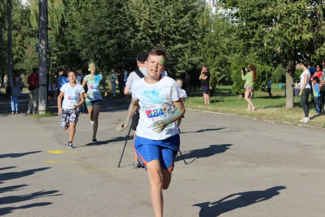У Івано-Франківську відбувся кольоровий забіг — фото 3