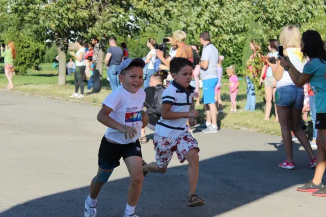 У Івано-Франківську відбувся кольоровий забіг — фото 4