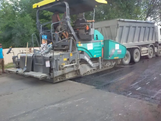На Прикарпатті через ремонт дороги автомобілі стоять у заторі — фото 1