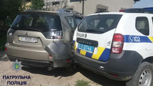 У Івано-Франківську нетверзий поліцейський на службовому авто вчинив ДТП — фото 1