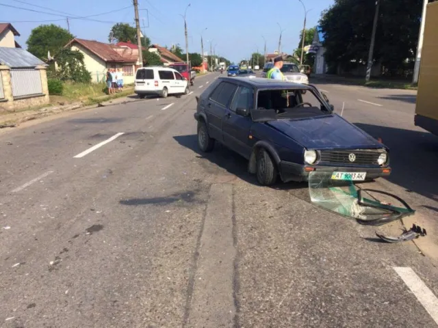 На Прикарпатті зіткнулись дві автівки Volkswagen — фото 1