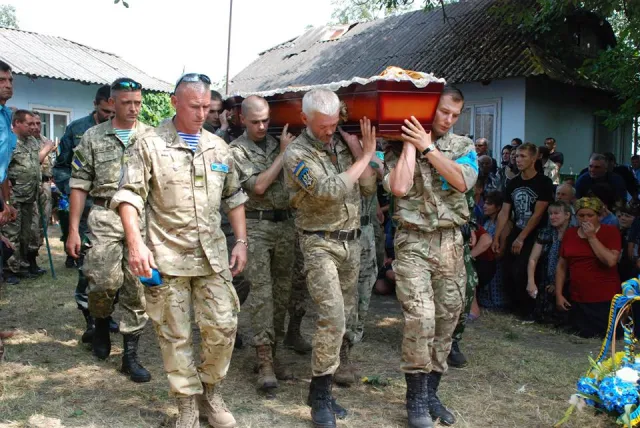 На Донбасі загинув 22-річний боєць з Прикарпаття. Сьогодні бійця провели в останню путь — фото 4