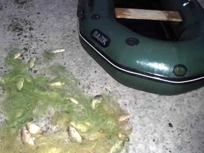 На Бурштинському водосховищі держрибінспекторами затримано двох браконьєрів, які ловили рибу сіткою — фото 1