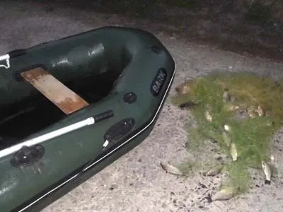 На Бурштинському водосховищі держрибінспекторами затримано двох браконьєрів, які ловили рибу сіткою — фото 3