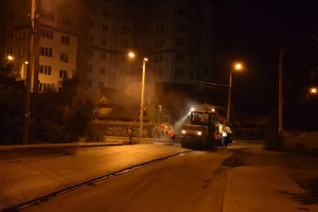Як дорожники вулицю Целевича вночі ремонтують — фото 1