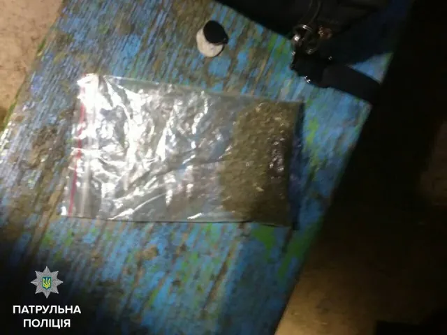 Франківські патрульні затримали юнака з наркотиками, який заявляв що то «кропива для бабусі» — фото 1