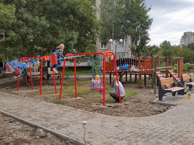 У Івано-Франківську на вулиці Довженка завершується облаштування сучасного дитячого майданчика — фото 2