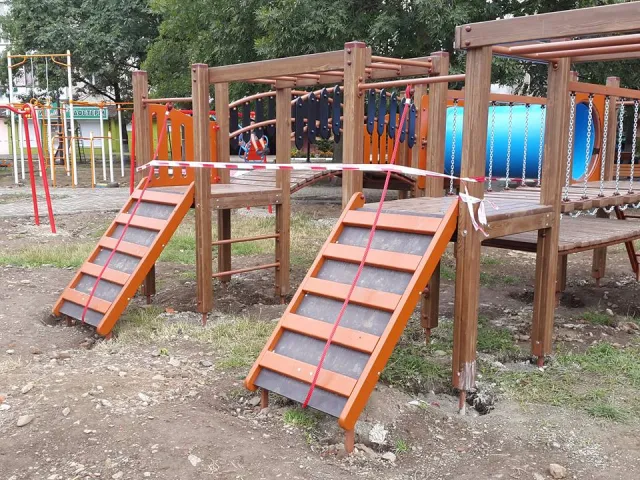 У Івано-Франківську на вулиці Довженка завершується облаштування сучасного дитячого майданчика — фото 6