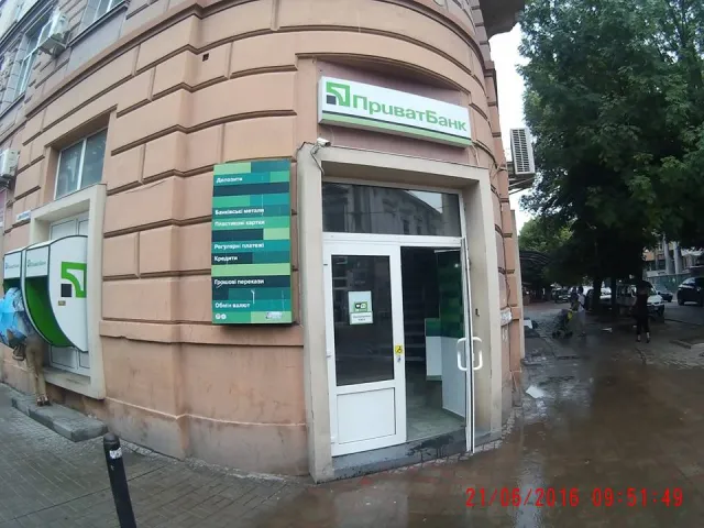 В Івано-Франківську деякі банки відреагували на порушення та зняли всі рекламні вивіски — фото 1