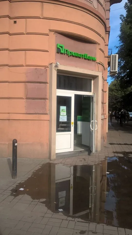 В Івано-Франківську деякі банки відреагували на порушення та зняли всі рекламні вивіски — фото 2