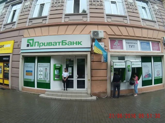 В Івано-Франківську деякі банки відреагували на порушення та зняли всі рекламні вивіски — фото 3