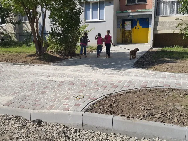У Івано-Франківську оновили тротуари в дворах на Івана Павла ІІ та Івасюка — фото 4