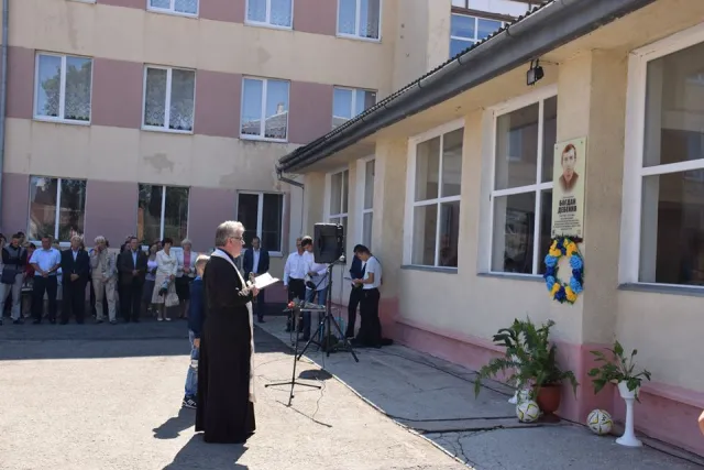 У Івано-Франківську відкрили пам’ятну дошку відомому футболісту та тренеру Богдану Дебенку — фото 4