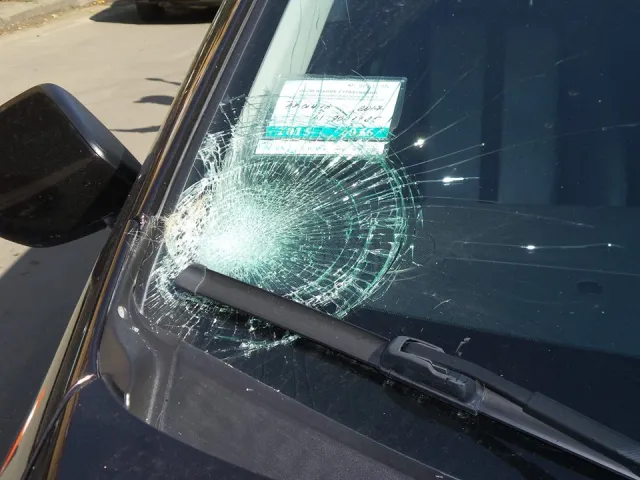 Поки жінка-водій допомагала потерпілому в ДТП, зловмисник намагався обікрасти її автівку — фото 1