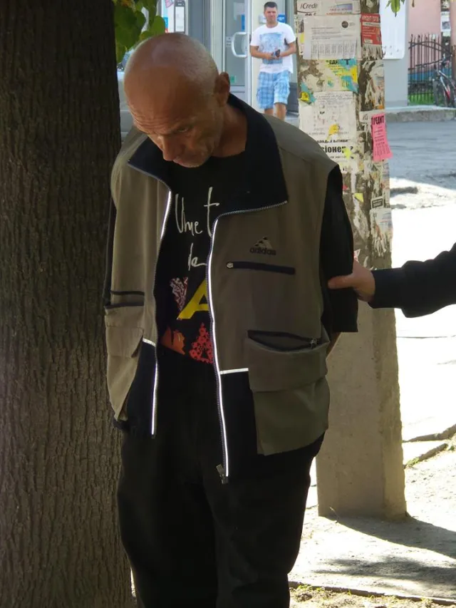 Поки жінка-водій допомагала потерпілому в ДТП, зловмисник намагався обікрасти її автівку — фото 3