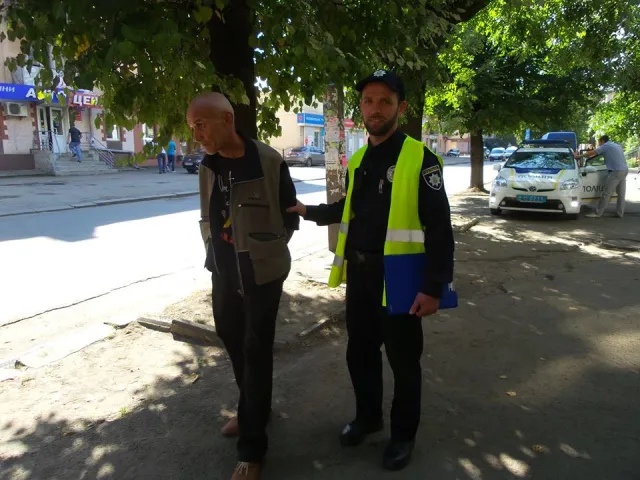 Поки жінка-водій допомагала потерпілому в ДТП, зловмисник намагався обікрасти її автівку — фото 5
