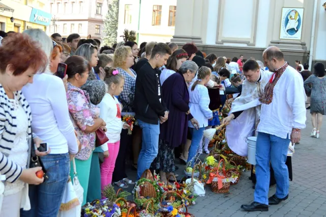 В Івано-Франківську відзначають Яблучний спас — фото 17