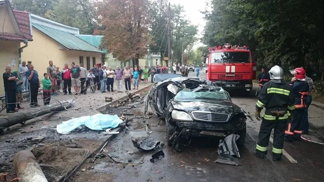 У Коломиї елітний автомобіль влетів у стовп. Водій загинув на місці, а двоє пасажирів - у лікарні — фото 1