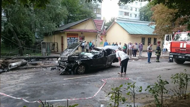 У Коломиї елітний автомобіль влетів у стовп. Водій загинув на місці, а двоє пасажирів - у лікарні — фото 2
