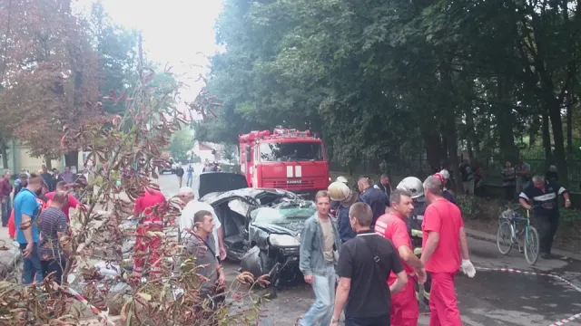 У Коломиї елітний автомобіль влетів у стовп. Водій загинув на місці, а двоє пасажирів - у лікарні — фото 3