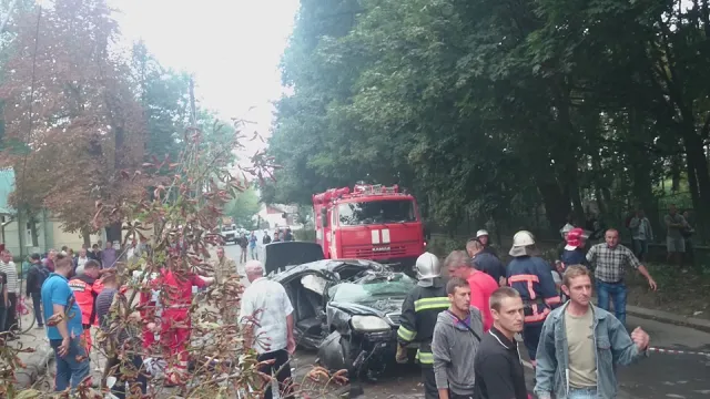 У Коломиї елітний автомобіль влетів у стовп. Водій загинув на місці, а двоє пасажирів - у лікарні — фото 4