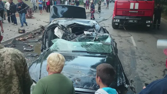 У Коломиї елітний автомобіль влетів у стовп. Водій загинув на місці, а двоє пасажирів - у лікарні — фото 5