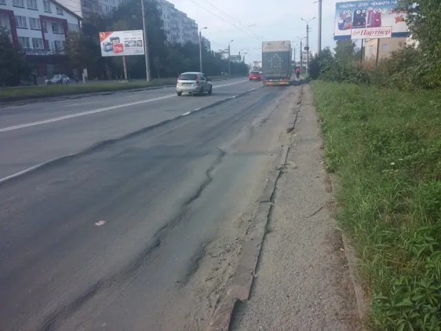У Івано-Франківську на вулиці Івасюка дорога перетворилась на справжні гірки — фото 1