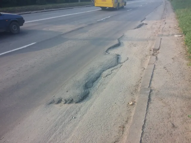 У Івано-Франківську на вулиці Івасюка дорога перетворилась на справжні гірки — фото 2