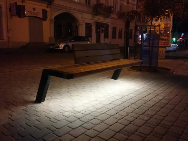 У Івано-Франківську біля Ратуші встановили лавку на якій можна зарядити гаджети — фото 1