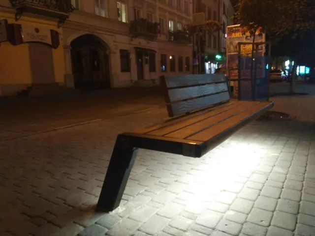 У Івано-Франківську біля Ратуші встановили лавку на якій можна зарядити гаджети — фото 3