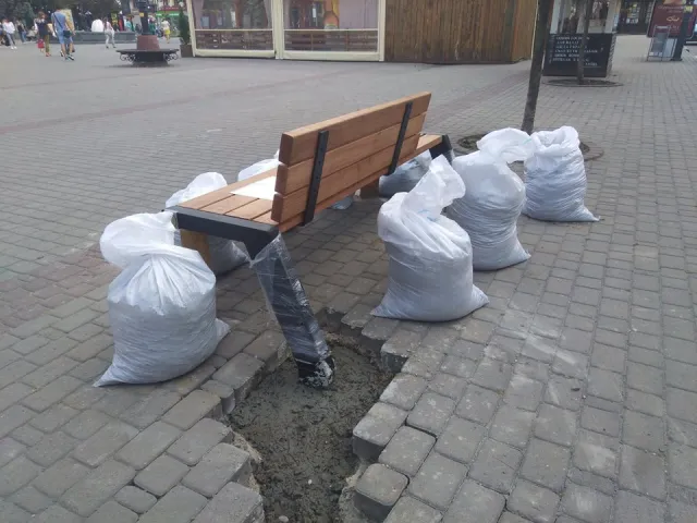У Івано-Франківську біля Ратуші встановили лавку на якій можна зарядити гаджети — фото 4