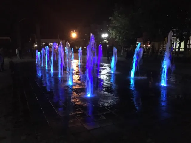 На Прикарпатті відкрили пішохідний кольоровий фонтан — фото 2