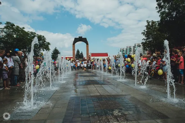 На Прикарпатті відкрили пішохідний кольоровий фонтан — фото 4