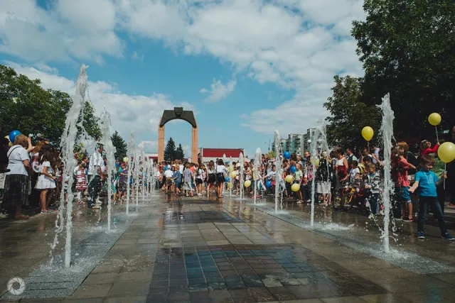 На Прикарпатті відкрили пішохідний кольоровий фонтан — фото 5