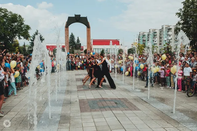 На Прикарпатті відкрили пішохідний кольоровий фонтан — фото 7