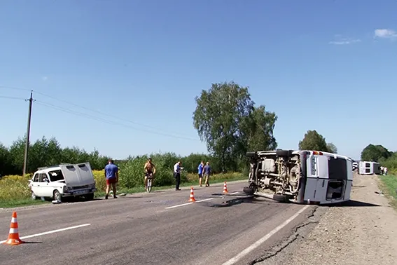 Біля міського кладовища трапилася масштабна аварія: п’ять буковинок у лікарні — фото 5