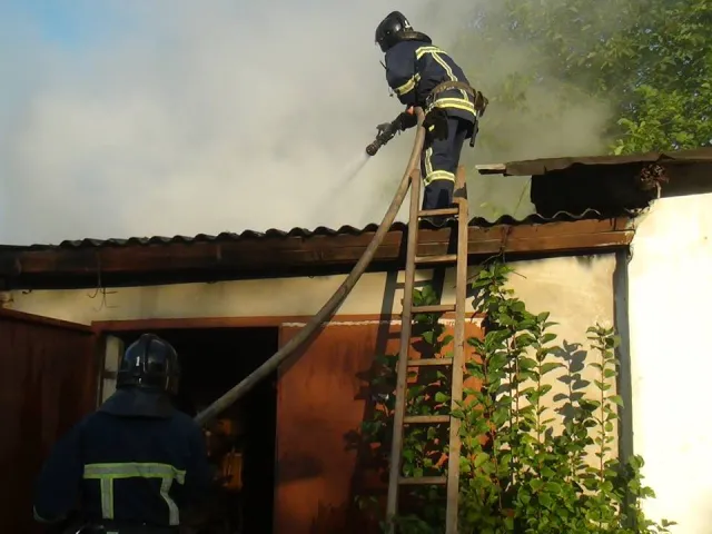 В одному із гаражів кооперативу "Авіатор" по вулиці Коновальця трапилась пожежа — фото 1