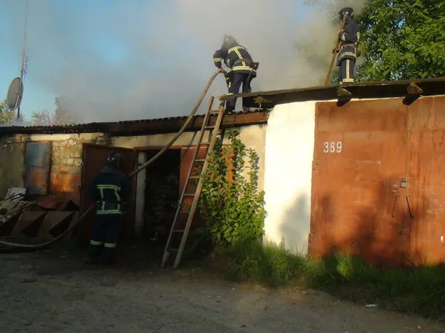 В одному із гаражів кооперативу "Авіатор" по вулиці Коновальця трапилась пожежа — фото 2