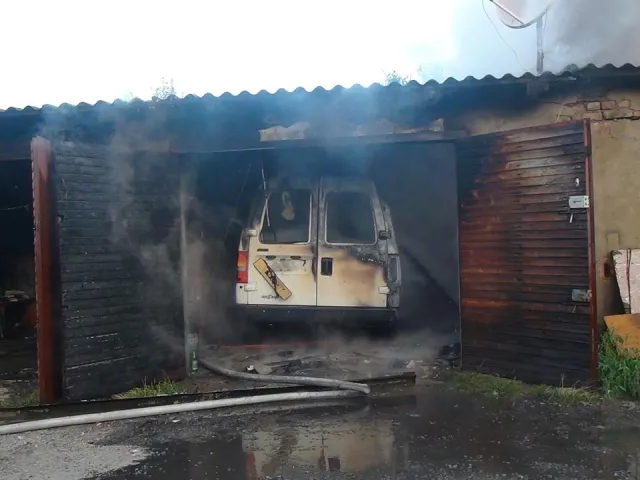 В одному із гаражів кооперативу "Авіатор" по вулиці Коновальця трапилась пожежа — фото 3